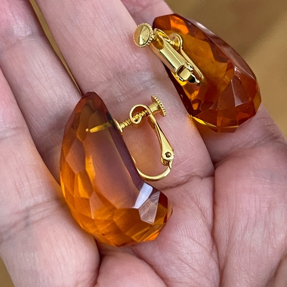 Faceted honey amber lucite gold tone clip on earrings - Picture 2 of 10